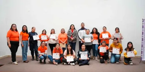 Reconocimiento a mujeres al concluir Curso de Defensa Personal en Huauchinango