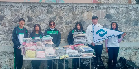 Estudiantes del Conalep entregan ropa abrigadora a familias de Canoas Altas