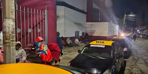 Taxistas de Texmelucan denuncian largas filas y mala atención en la Secretaría de Movilidad