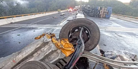Tráiler vuelca en la autopista México-Tuxpan y provoca cierre total en Las Jorobas