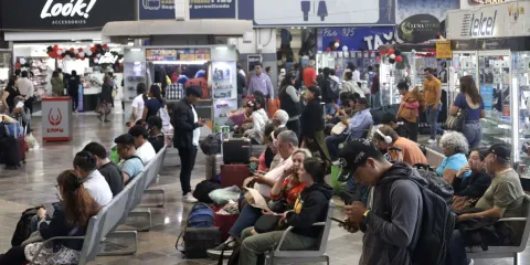 Viajeros saturan la CAPU; buscan cómo llegar con sus familias para fiestas decembrinas
