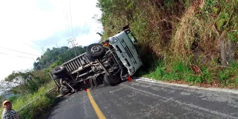 Volcadura de camión provoca cierre de carretera en Zihuateutla por más de cinco horas