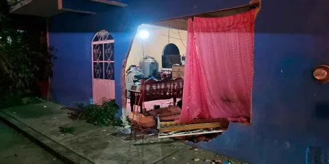Conductor ebrio impacta camioneta contra vivienda en Venustiano Carranza
