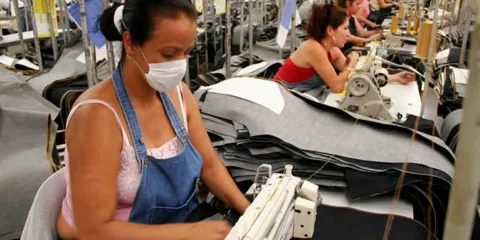 Empleo formal en Puebla crece en octubre de 2025, pero persisten brechas salariales y de género