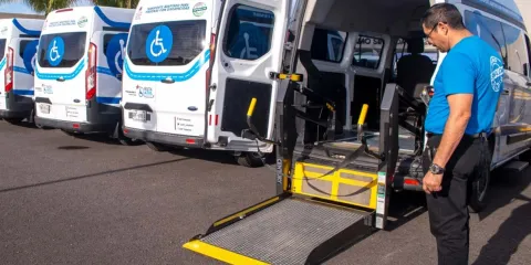 Discapacitados llegarían a sus terapias con programa de transporte adaptado