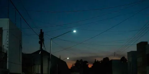 Enciende Pepe Chedraui luminarias modernizadas con LED en Villa Encantada con Puebla Brilla