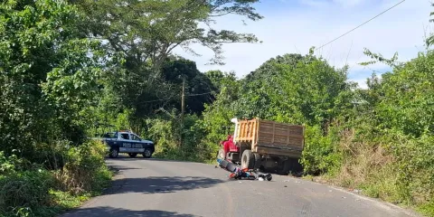 Fatal accidente en Venustiano Carranza: motociclista muere y menor queda grave