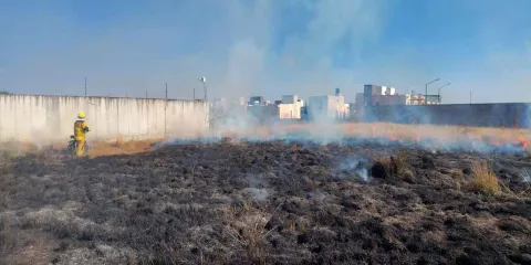 Incendios de pastizal movilizan a bomberos en Sanctorum, Cuautlancingo