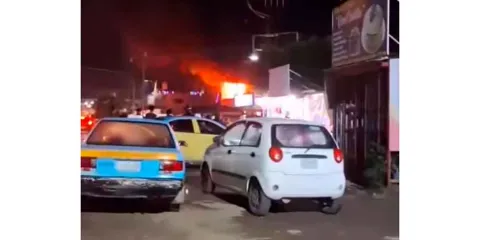 Incendio consume bodega de farmacia en Venustiano Carranza