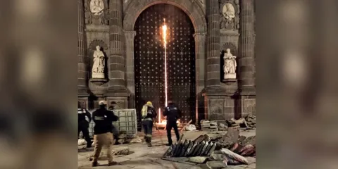 Investigan incendio en la Catedral de Puebla; INAH evalúa daños