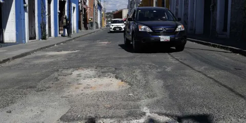 Los baches le ganan en quejas a la inseguridad en la capital, dijo Félix Pallares