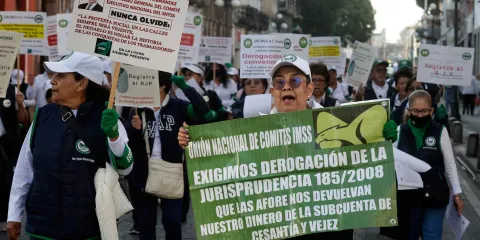 Sindicalizados de Puebla marchan en apoyo a huelga en Nacional Monte de Piedad