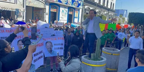 Marcha de trabajadores colapsa vialidades rumbo a la Casa de Justicia en Tehuacán