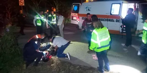 Derrapan motociclistas y terminan en el hospital de Jalpan 