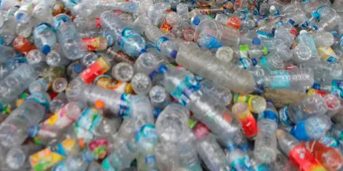 Urge frenar desperdicio de agua para crear artículos desechables, dicen ecologistas
