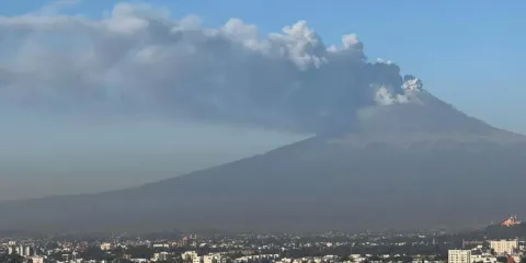 Popocatépetl registra intensa actividad con 14 exhalaciones y caída de ceniza en Puebla y Morelos