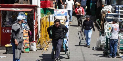  Una barda en disputa divide a comerciantes de la Central de Abastos 