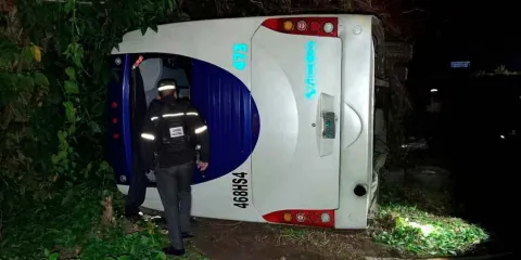 Volcadura de autobús en Jalpan deja siete lesionados en la carretera Pachuca–Tuxpan