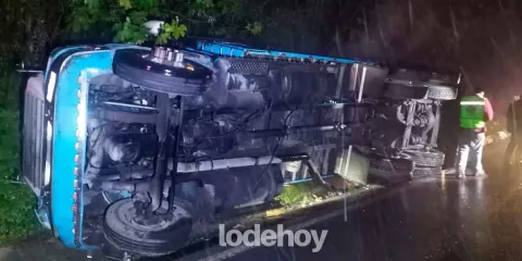 Vuelca camión cargado con 18 toneladas de naranja, en la   Pachuca - Tuxpan