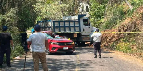 Accidente en carretera de Pahuatlán deja dos muertos y tres heridos