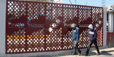Amparo detiene la barda perimetral en la Central de Abasto de Puebla