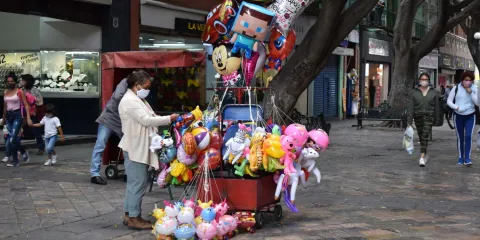 Amparos mantienen a comerciantes en el Centro Histórico de Puebla pese a regulación municipal