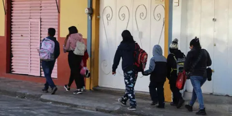 Frente frío en Chalchicomula de Sesma: autoridades refuerzan prevención en escuelas