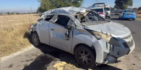 Camioneta se estrelló contra auto y lo volcó en Tlachichuca
