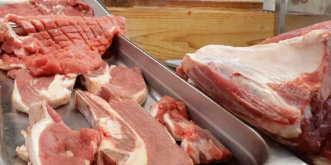 Retiran 700 kilos de carne caducada de cuatro mercados, Chedraui y Aurrerá