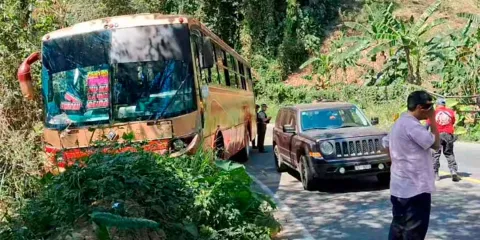 Autobús de La Línea AUS casi cae a barranco en la Pachuca-Tuxpan, en Xicotepec