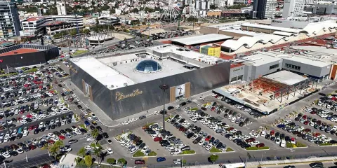 Estacionamiento GRATIS en centros comerciales de Puebla; empresarios expresan resistencia