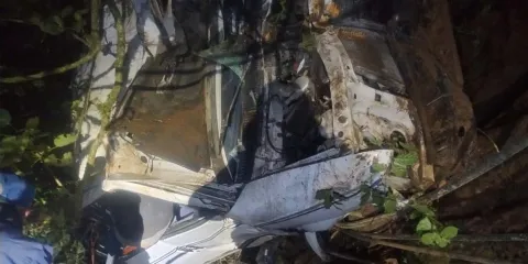 Muere joven tras caer camioneta a barranco en Naupan