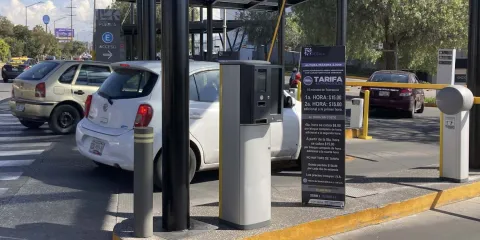 Franquicias exigen seguros obligatorios en estacionamientos, pero rechazan gratuidad