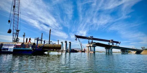 Grúa se ladea en construcción de puente al sur de la capital, sin heridos ni daños