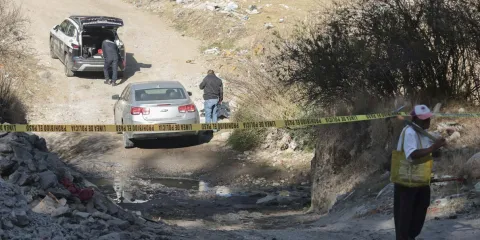 Hallan cuerpo embolsado con impacto de bala en Santa María Xonacatepec