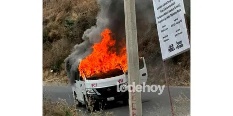 Incendian unidad de transporte público en San Matías Tlalancaleca