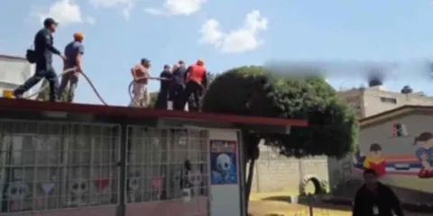 Incendio en kínder José Martí moviliza a voluntarios en Chalchicomula