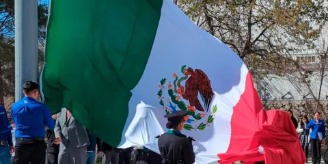 Conmemoran Día de la Bandera con izamiento en Parque de San Francisco en Serdán