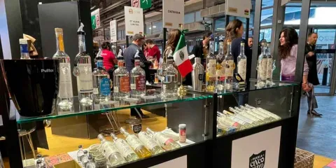 Mezcal poblano conquista Wine Paris 2026 y busca expandirse en Europa
