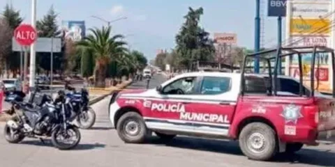 Abandonan cuerpo desmembrado de un hombre en una camioneta en Texmelucan 