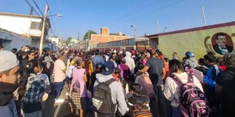 Padres cierran escuela en Atlixco; exigen transparencia en fondos
