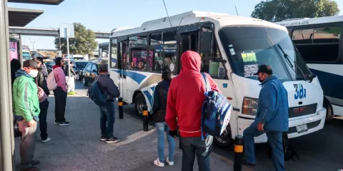 Paro del transporte público en Puebla deja esperas de hasta 25 minutos