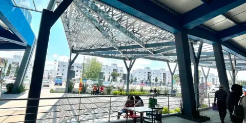 Viento desplomó parte del domo de cristal en Plaza Vía San Sebastián