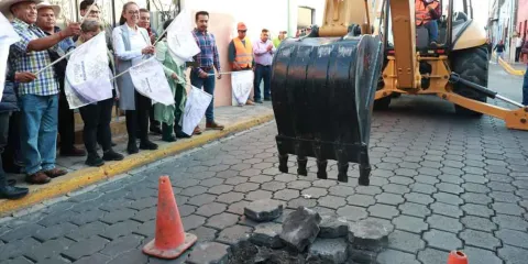 Hallan estructura prehispánica en obra urbana de Atlixco durante intervención en Cinco Norte