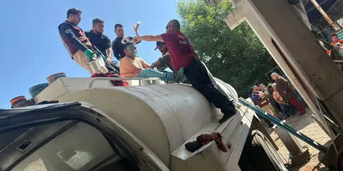 Rescatan a dos hombres intoxicados mientras pintaban una pipa en Huejotzingo