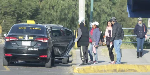 Taxis pirata aprovechan la ausencia de rutas de transporte para levantar pasaje