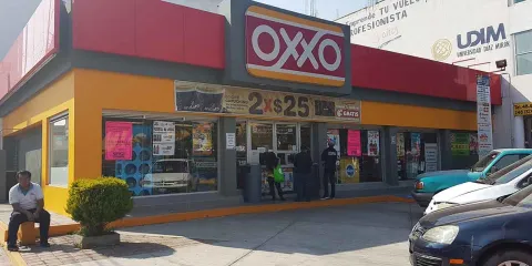Policía de Tehuacán frustra intento de incendio en tienda OXXO y detiene a dos sujetos