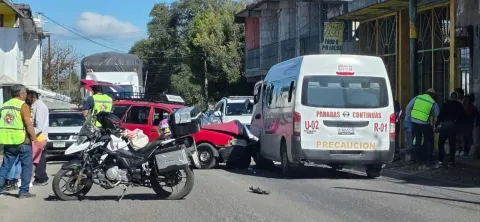 Varios lesionados tras choque entre auto y ruta de transporte en Huauchinango