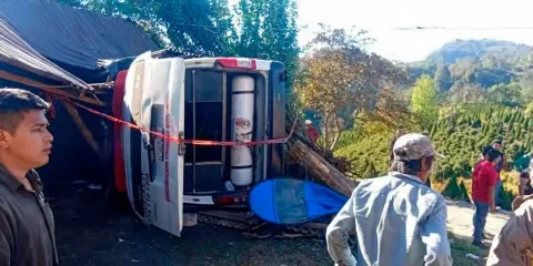 Volcadura de colectivo en Huauchinango deja 20 heridos en la carretera a Chiconcuautla