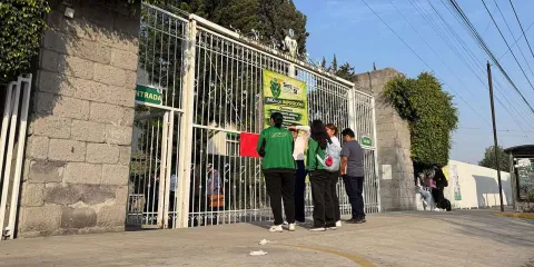 Estalla protesta en el BINE; maestros rechazan imposición de director